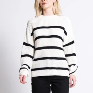 Stickad tröja  - Randig stickad tröja ifrån Lager157, bra skick, knappt använd!❤️