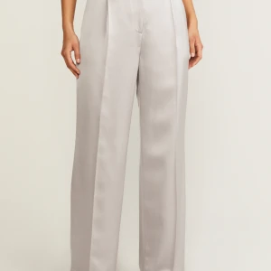 Kostymbyxor  - Ett par kostymbyxor i satin från  Stockh LM i storlek 34 i fint sick