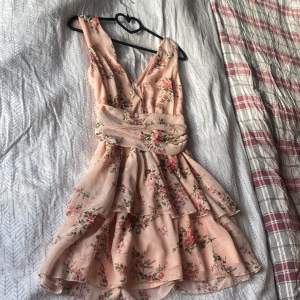 Jättefin rosa blommig klänning i storlek 34 UK 6