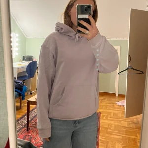 Ljuslila hoodie  - Bra skick, ljus/pastell lila hoodie från monki 