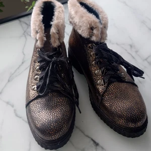 Catwalk Stövlar koppar färg  - Catwalk Stövlar koppar färg 