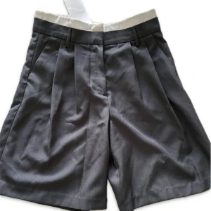 Långa kostymshorts  - Snygga shorts med kostymdetalj. Passar oversized/knälängd och lowrise. Aldrig använt med prislapp kvar❣️