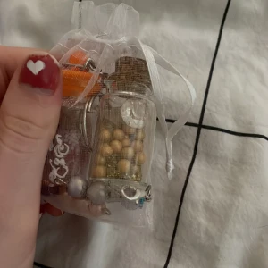 Dekoration - Gulliga små dekorationer och bitar om man vill ha till öronhängen eller halsband