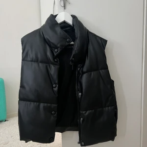 Väst - Skinn väst i storlek xs från zara Bra skick