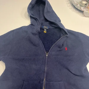 Raffe zip - Hej ! Säljer denna feta ralph lauren zip up pga att den inte passar mig Längre. Skick 7/10. 