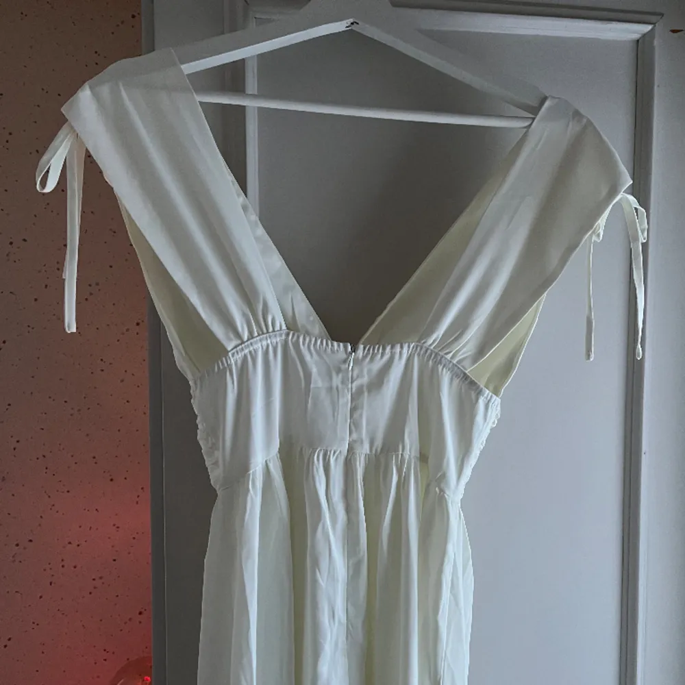 Såå vacker klänning som jag köpte men aldrig använde! Prislappen kvar 💕☺️🌷 Materialet liknar siden/satin ☁️🫧. Klänningar.