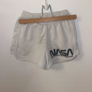 Shorts  - Bra skick, resonen är bra, några fläckar på rumpan