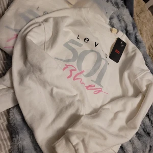 Två levis tjocktröjor  - Två levis tjocktröjor, aldrig använda bara testade. Den ena är i stl S och den andra i stl XS. Säljs för 550kr st☺️