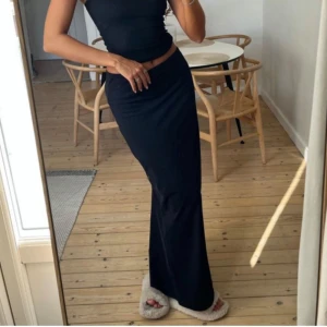 Kjol - Super fin Lågmidjad Maxi kjol med slits baktill från Nelly💞