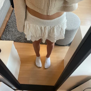 Vit volangkjol - Gullig volangkjol😍(petite storlek)