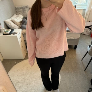 Stickad tröja - Stickad tröja, köpt på lager 157! Använd 1 gång. Nypris: 150kr