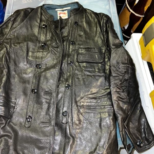 Äkta skinnjacka  - Äkta getskinns jacka   Väldigt varm och stilren  Står ingen storlek men skulle säga s för killar 