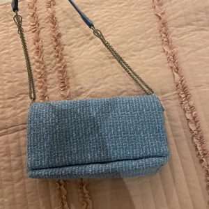 Becksöndergaard Väska  - Handväska blå🩵 perfekt till vardags men även fest. Säljer då jag har många väskor och den inte kommer till användning. 