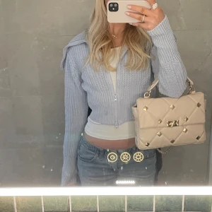 Zip up tröja - Säljer denna sjukt snygga blåa zip up tröjan ifrån gina tricot❣️perfekt till lågmidjade jeans, 10/10 skick 🫶🏼