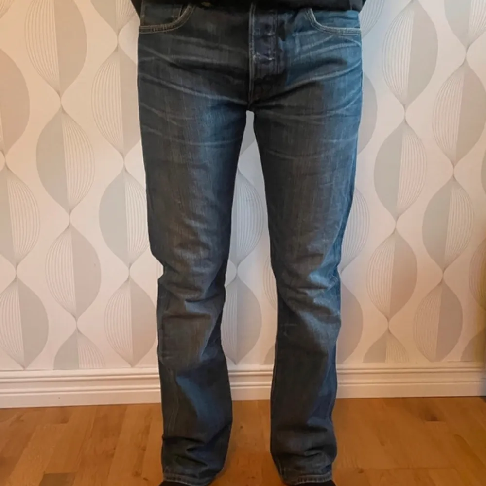Vintage Levis jeans. Mörkblå😊 Mått:  Midja: 39cm Innerben: 79cm Ytterben: 103cm 💘. Jeans & Byxor.
