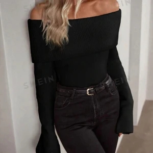 Off shoulder långärmad stickad tröja - Säljer denna tröja för 150kr från shein pga att den itne kommer till användning. Nypriset är 219kr, den är varm och är i storlek xs.