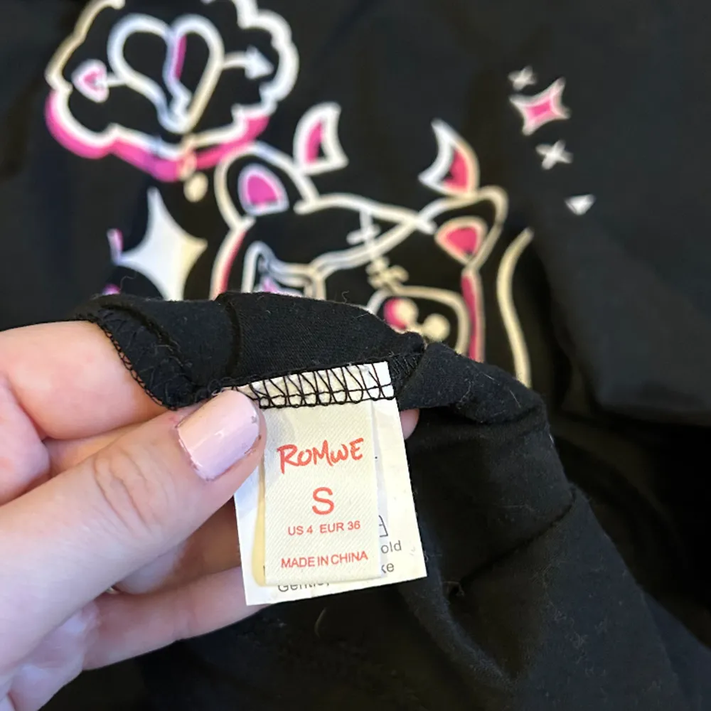 Snygg tröja med coolt motiv från romwe! 🖤🩷 endast använd 2 gånger! Köp via köp nu!. Tröjor & Koftor.