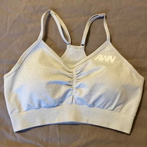 Aware Nutrition sportbh - Ljusgrå sportbh från Aware Nutrition i fint skick! Storlek S, med justerbara band och vaddering som kan tas ut. 