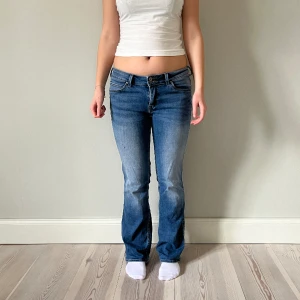 Lågmidjade jeans - Jeans nr: 2  Midjemått(rätt över):40 Innerbenslängd: 76 Modellen är: 168  OBS liten fläck som inte går bort där framme på låret.   Skriv om ni har några frågor💗//Perfectjeans