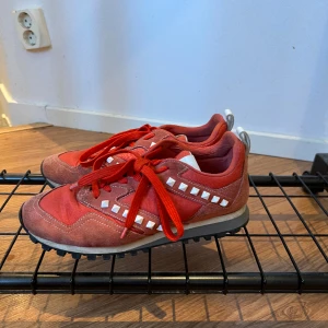 Vintage Valentino rockstud skor strl 41 - Valentino rockstud skor som kommer i ett ok skick och behöver endast en tvätt. Nypris ca 7-8000:-kr. Hör av dig för mer information!