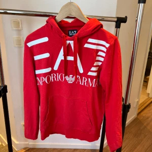 Emporio Armani hoodie Strl XS - Ea7 hoodie som kommer i ett hyfsat skick som har små tecken på användning. 7,5/10. Nypris på varan är ca 900-1100:-kr . Hör av dig för intresse!