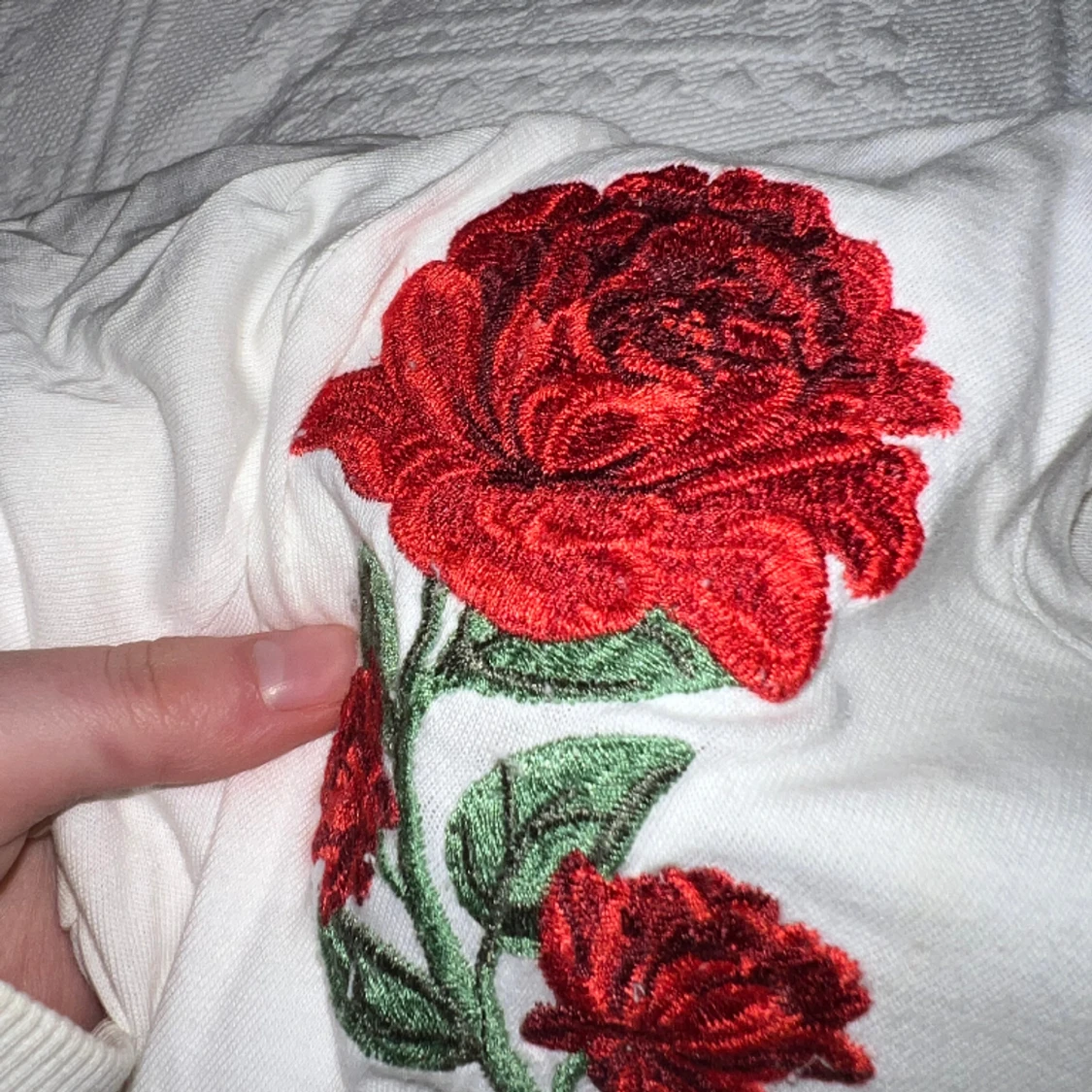 Vit T-shirt med ros broderi tryck  - 90