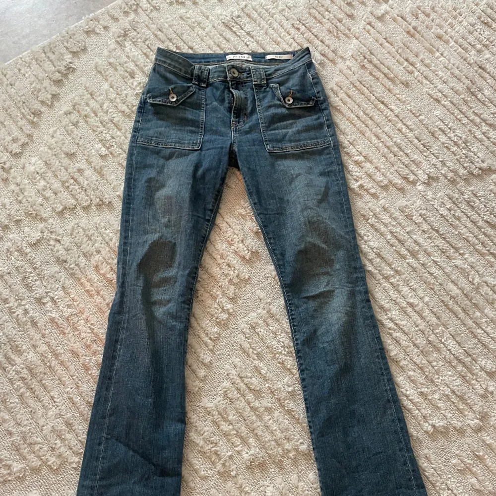 Lowwaist jeans från guess skriv för mer info 🫶🏼. Jeans & Byxor.