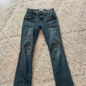 Lowwaist jeans från guess skriv för mer info 🫶🏼