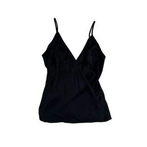 Svart topp - omlott-topp i silke från filippa k 💛