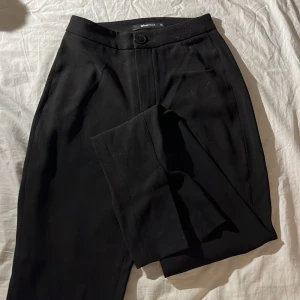 Svarta kostymbyxor  - Jättefina kostymbyxor från Gina tricot med en slits där nere i strl xs 🤍
