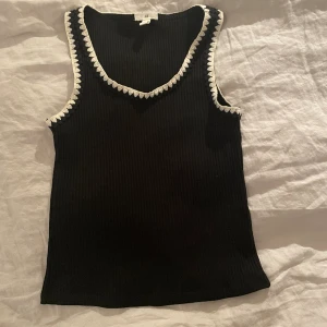 Topp 💘 - Säljer denna jättefina topp eftersom den inte längre kommer till användning 💖  Priset går att diskutera 