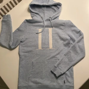 Les deux hoodie - Les Deux Hoodie, ljusblå med vitt Les Deux märke. Herr S. 