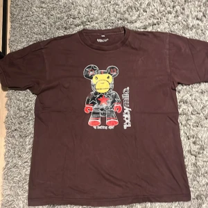 Äkta Bape T-shirt - Vintage Bape (Bathing Ape) T-shirt. Sällsynt och unik. En del slitningar men inget som enligt mig förstör designen.