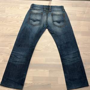 Hej! Säljer nu ett par riktigt snygga Replay jeans som är ”vintage”👖Storleken är W32L34 men passar mer på W34/35L. Liten bit av sömmarna har gått av på replay signaturen (se bild 1)annars i fint skick 😁färg:mörkblåa o ljusblå. 7/10 skick. Mvh 💛