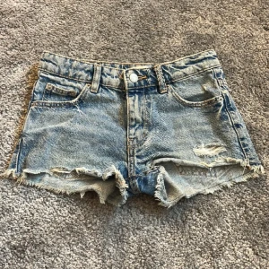 Lågmidjade jeansshorts  - Säljer dessa lågmidjade jeansshorts, från izaandelle kollektionen. Köparen står för frakten💕