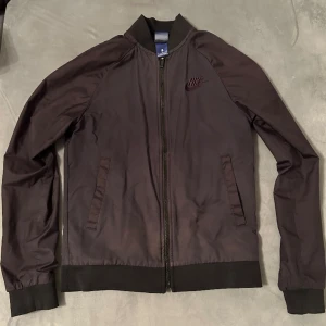 Mörk blå Nike jacka - Storlek S Använd men i bra skick