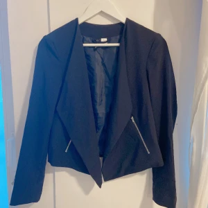 marinblå vårjacka från HM divided - tunn vår-jacka från h&m divided i st. 38! passar perfekt till våren! aldrig använd! 🥰 ✨ SKA FLYTTA UTOMLANDS SÅ ALLT MÅSTE BORT INNAN 17 MARS ✨ annars slängs det på tippen 🥲 