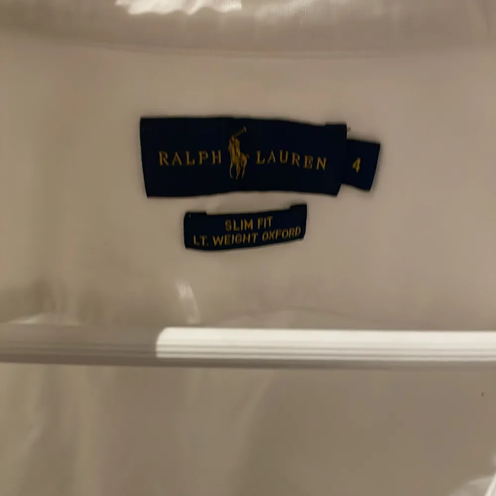 Säljer denna vita polo Ralph lauren skjorta som är skick 9/10. Den är perfekt nu för våren/sommaren. Har du några funderingar kring skjortan får du gärna höra av dig . Skjortor.