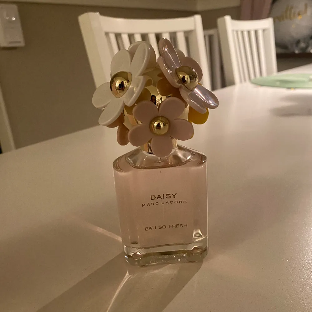 Helt ny Marc Jacobs parfym som det enbart har sprutats 3 sprut ifrån. Fick i födelsedagspresent, men det var tyvärr fel doft. Hela namnet är: Daisy Eau So Fresh Eau de Toilette. Den är 75ml och den är köpt för 720kr. Pris kan diskuteras💗. Övrigt.