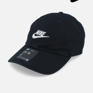 Keps - Nike keps i svart Andvänd fåtal gånger, i bra sick. Ny pris 270kr säljer för 60kr. Sicka meddelande för fler bilder.