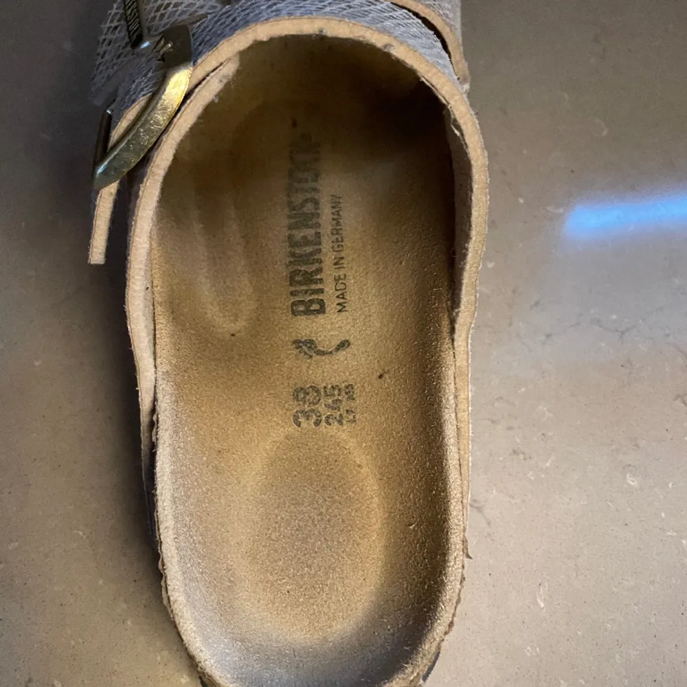 Säljer mina birkenstock arizona mf narrow i en beige/guldig färg! Säljer då de är för små på mig! . Skor.