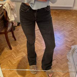 Jättefina „washed” gråa jeans från Zara, storlek XS passar även S. Knappt använda🎀  