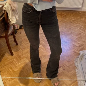 Zara utsvängda jeans - Jättefina „washed” gråa jeans från Zara, storlek XS passar även S. Knappt använda🎀  