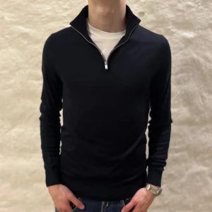 Reiss halfzip  - Reiss tröja i färgen mörkblå. Storlek S och modellen är 178 cm. Nyskick, inga skavanker. Nypris 1599kr kr, köp för endast 499kr.