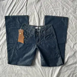 Nya med lapp kvar, ser ut som jeans men tunnare material! Mått: midjemått rakt över 36 grenhöjd 19,5 benöppning 25 Innerbenslängd 80cm🫶