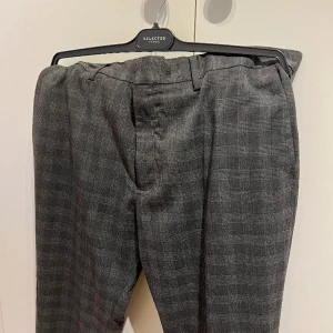 Gråa kostymbyxor från HM - Rutiga, gråa kostymbyxor från HM. Mycket fint skick. Storlek EUR 54.