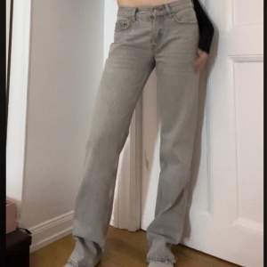 Ljus gråa jeans, straight-modell i storlek 32, perfekt skick. Jag är 166 cm!