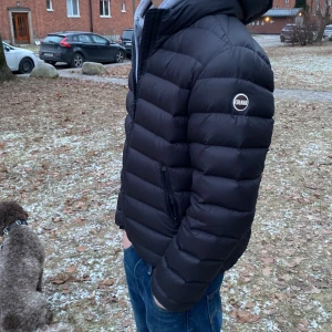 COLMAR JACKA - Säljer nu en fet Colmar jacka i nyskick, använd väldigt sparsamt. Funkar perfekt som vinter, höst och vårjacka. Riktigt fet och stilren och köpt nu i vintras. PRIS KAN DISKUTERAS VID SNABB AFFÄR💰OBS INGA BYTEN‼️