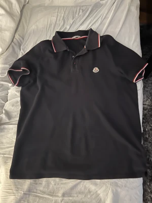 Moncler pike - Köpt på NK i Göteborg kvitto finns på tredje bilden hyfsat bra skick står XL men passar L och M