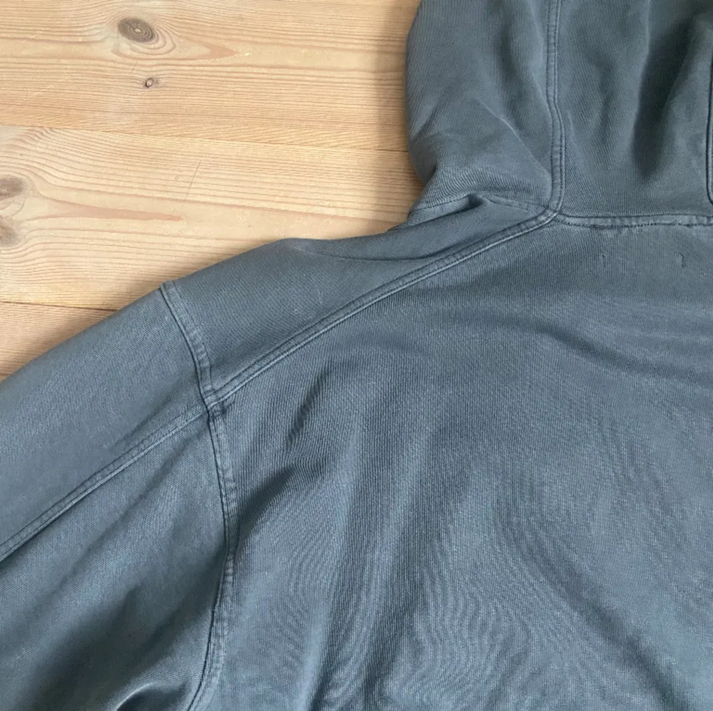 En grå hoodie från cos i oversized fit stl M, passar unisex, sparsamt använd. Hoodies.